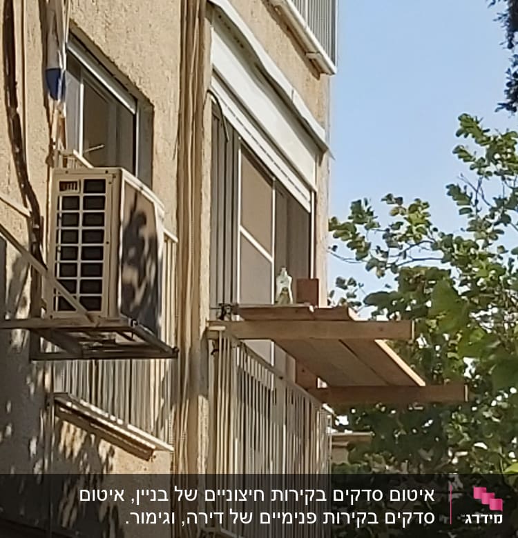 מרפסת עם בקבוק על מדף עץ